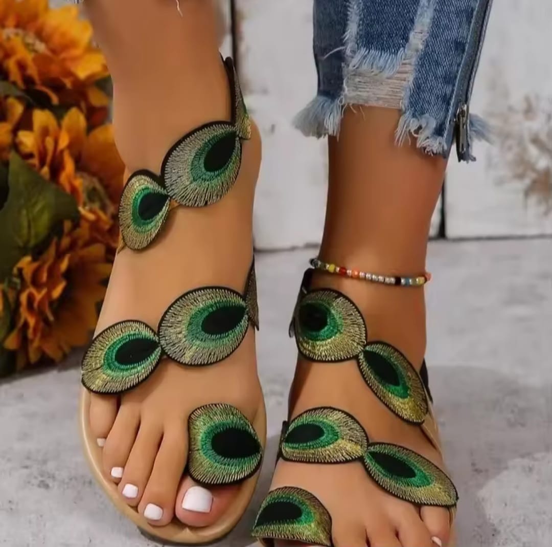 Sandalen mit Pfauenfeder – Boho-Sommer-Stil