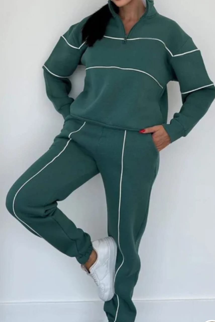 Tuta verde coordinata con profili chiari